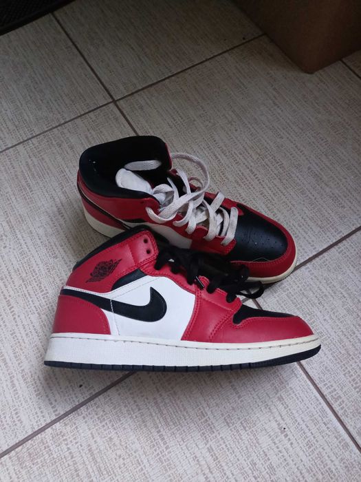 Air Jordan 1 Mid Chicago Black Toe