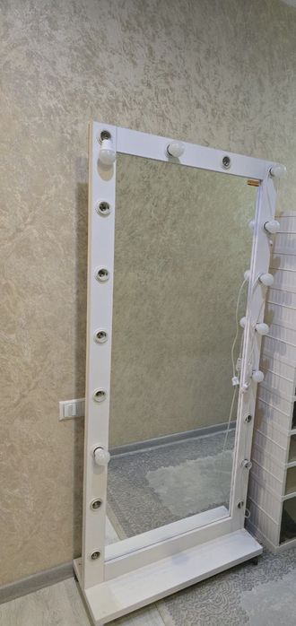 Продаётся Модельная Светильная зеркало.