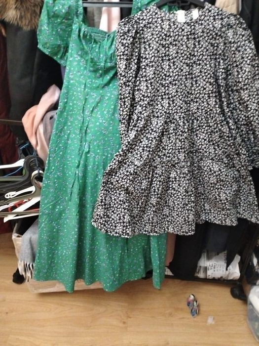 Платья по 2000тг почти новые носилось 1раз розмер 42-44.Зелёный 46-48