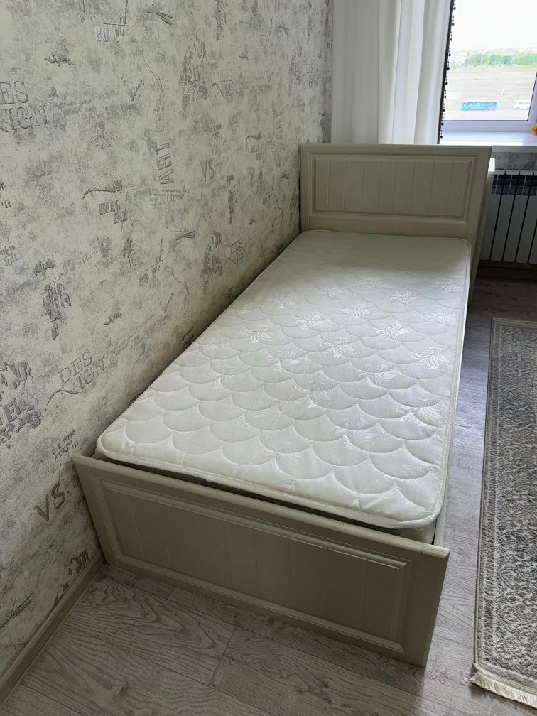 Кровать с матрасом