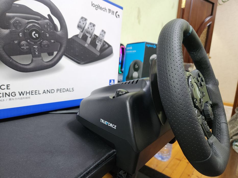 Игровой руль Logitech G923 с педалями и коробкой передач