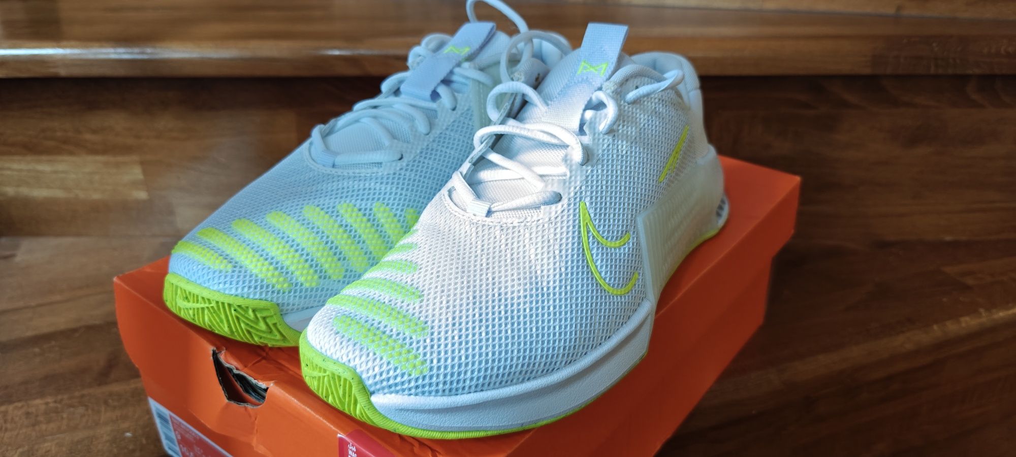 Vând Nike Metcon 9 Alb/Volt - Mărimea 42.5 - NOI, originali