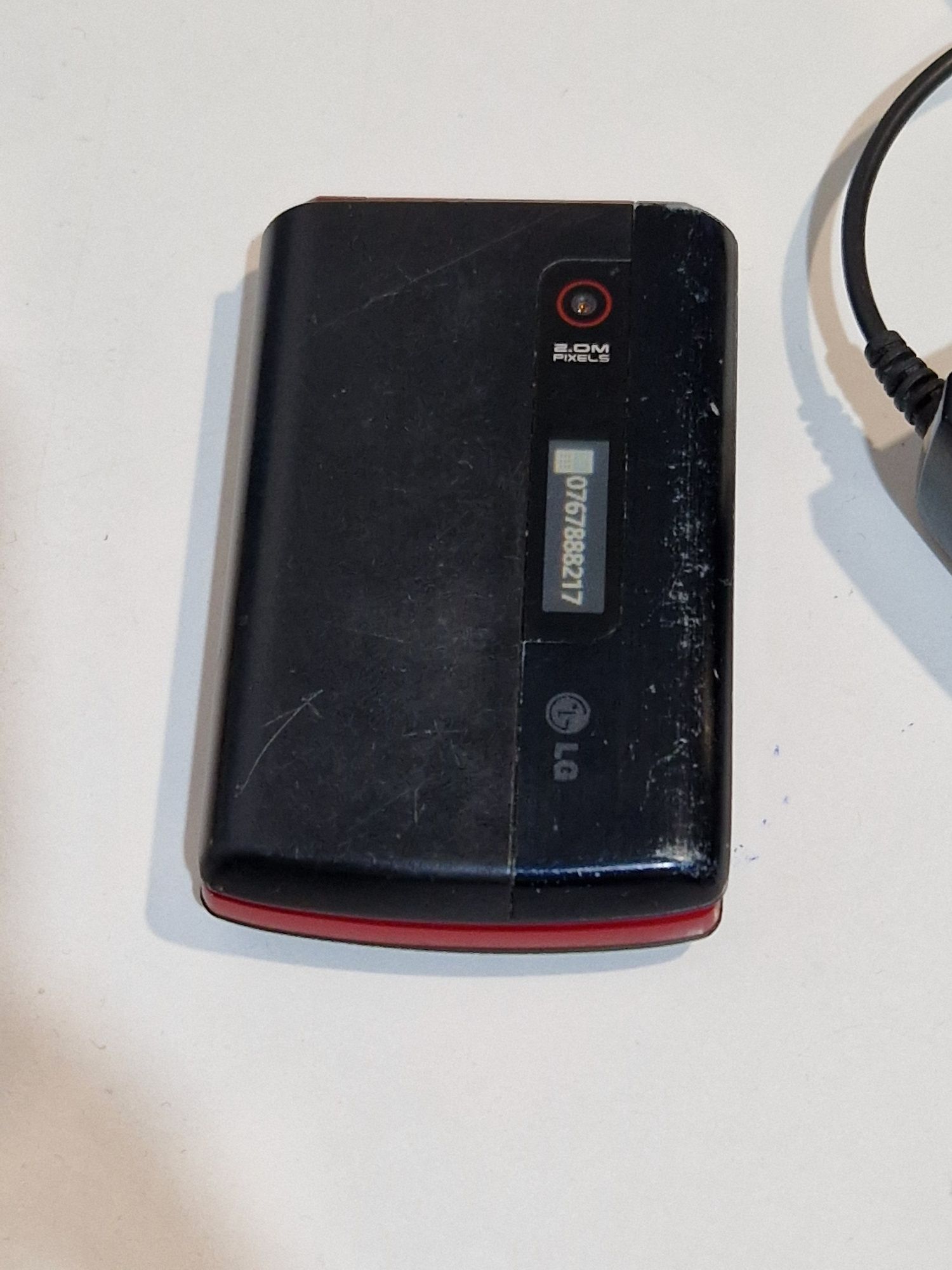 Super telefon cu clapeta Lg cu încărcător original