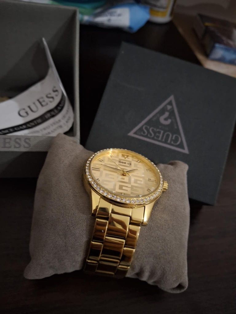 Часовник Guess с кристали
