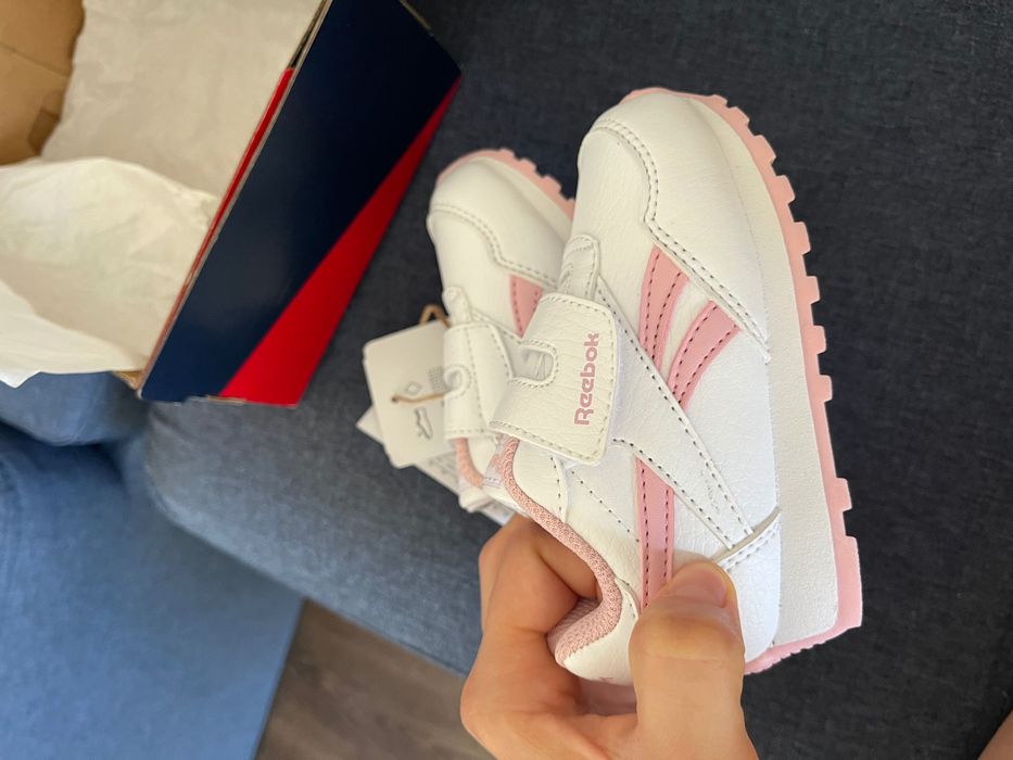 Нови с етикет детски обувки на reebok, 21,5 номер