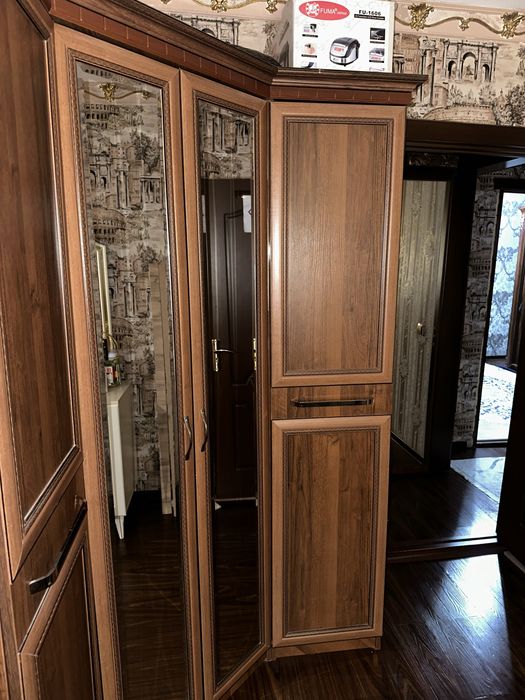 Ugl shkaf sotiladi xolati ideal 140*140 joyga tushadi balandligi 210sm