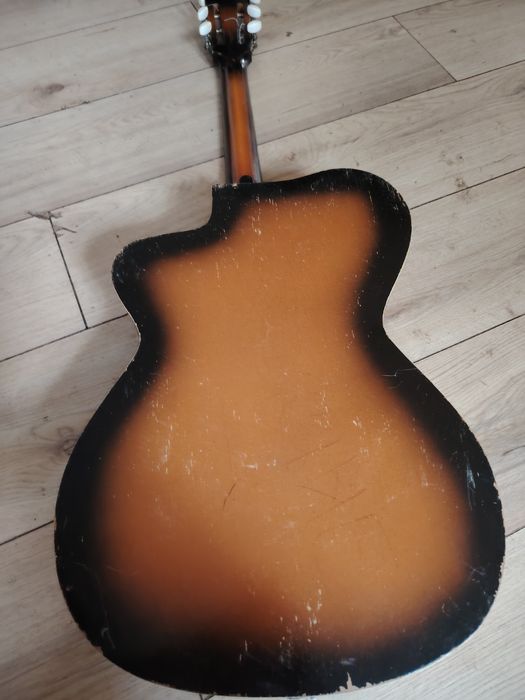 Percutie si chitari diferite