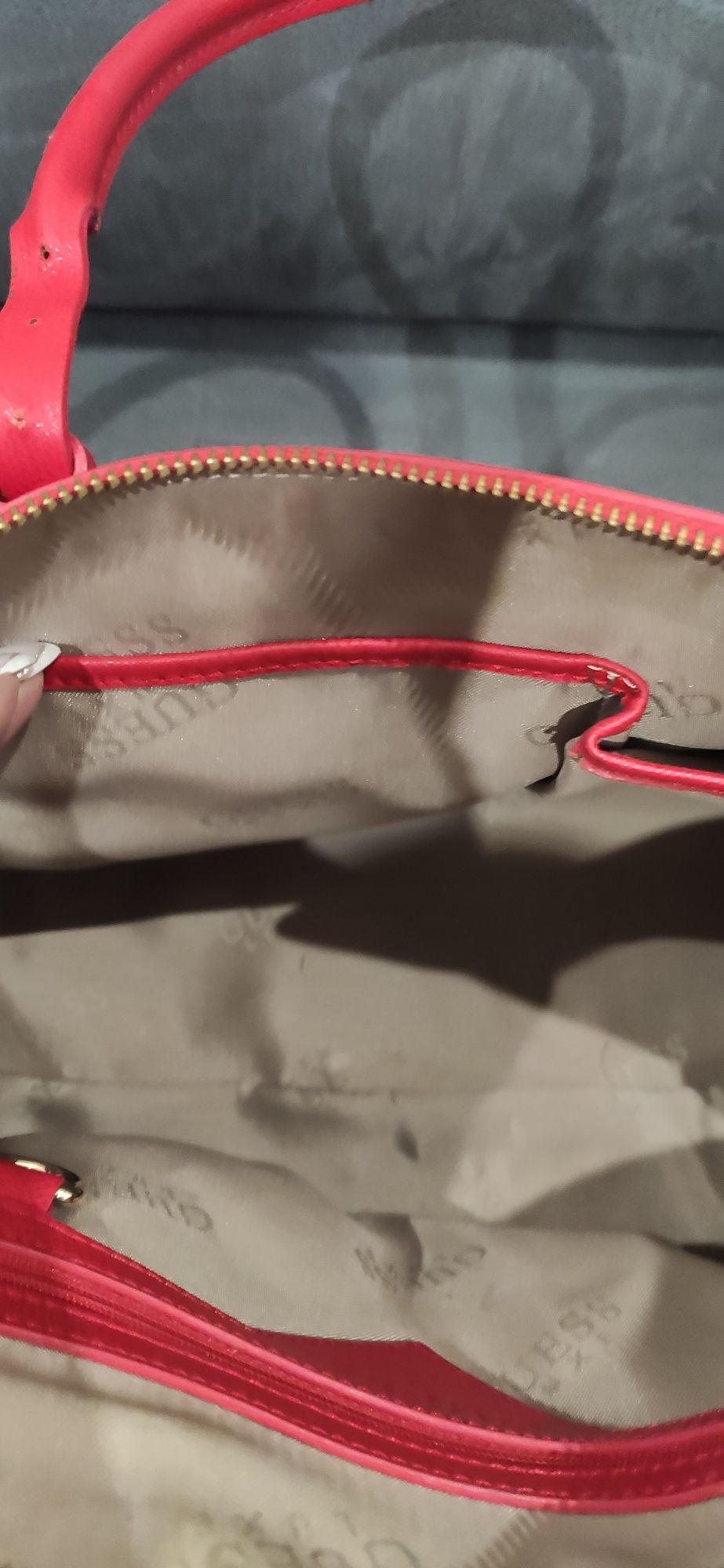 Дамска чанта на Guess