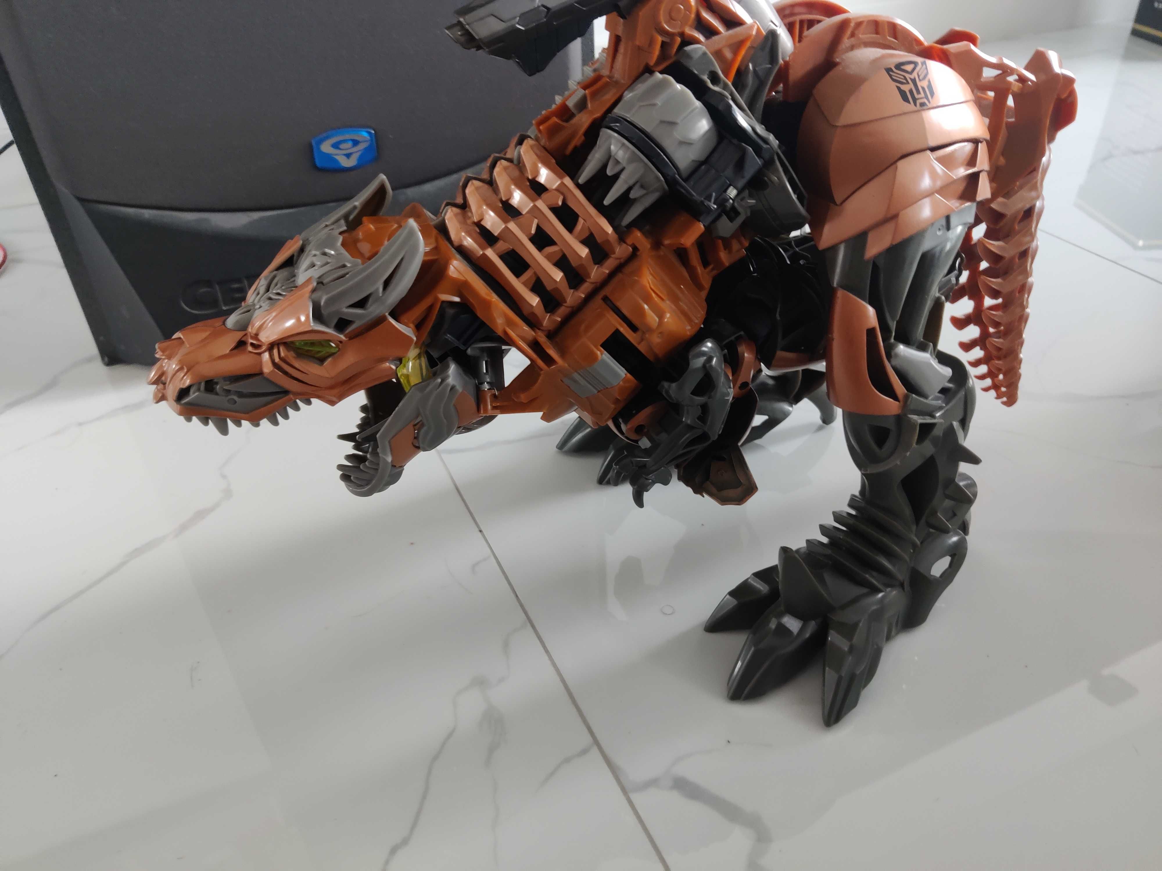 Голяма фигура на Transformer Dinobot