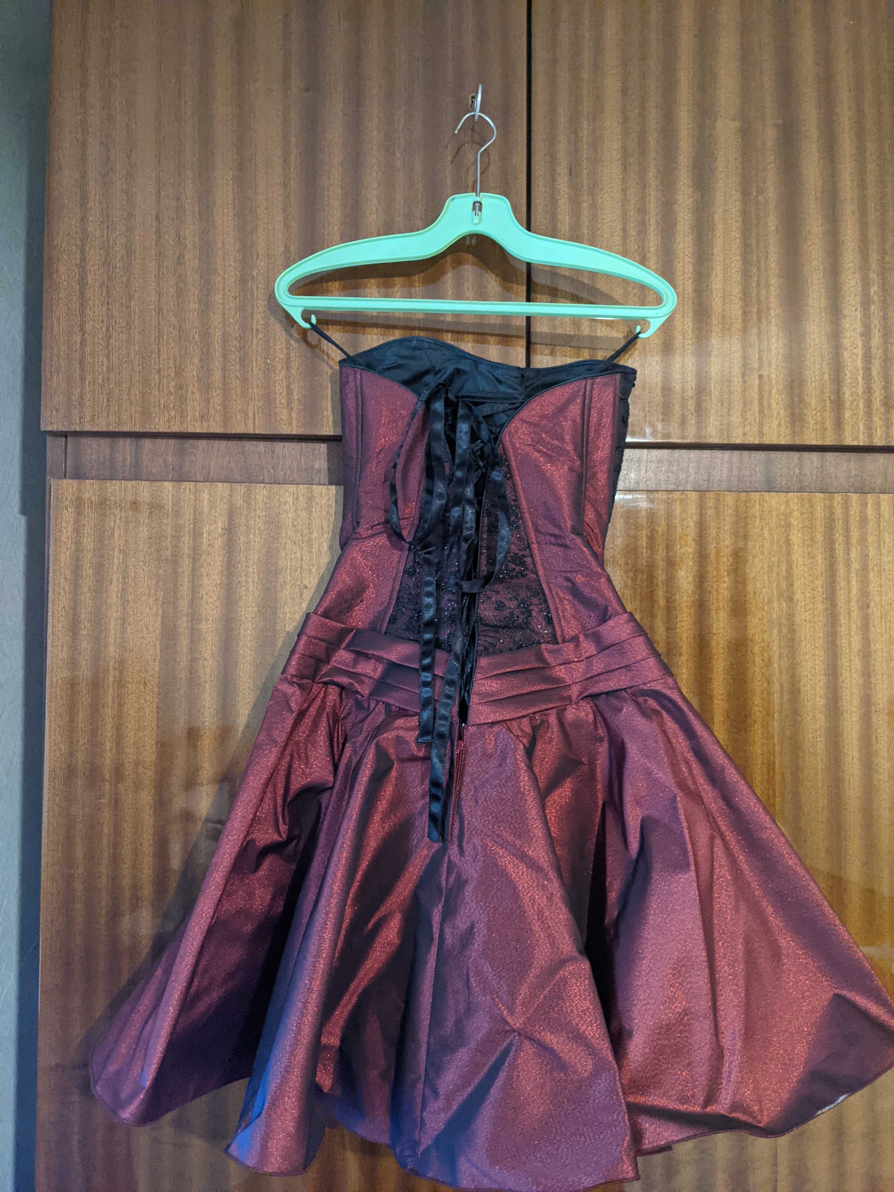 Бална рокля в цвят Бордо