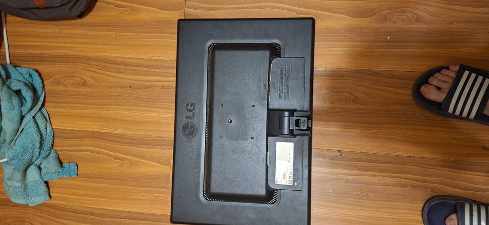 Monitor LG gri foarte putin folosit
