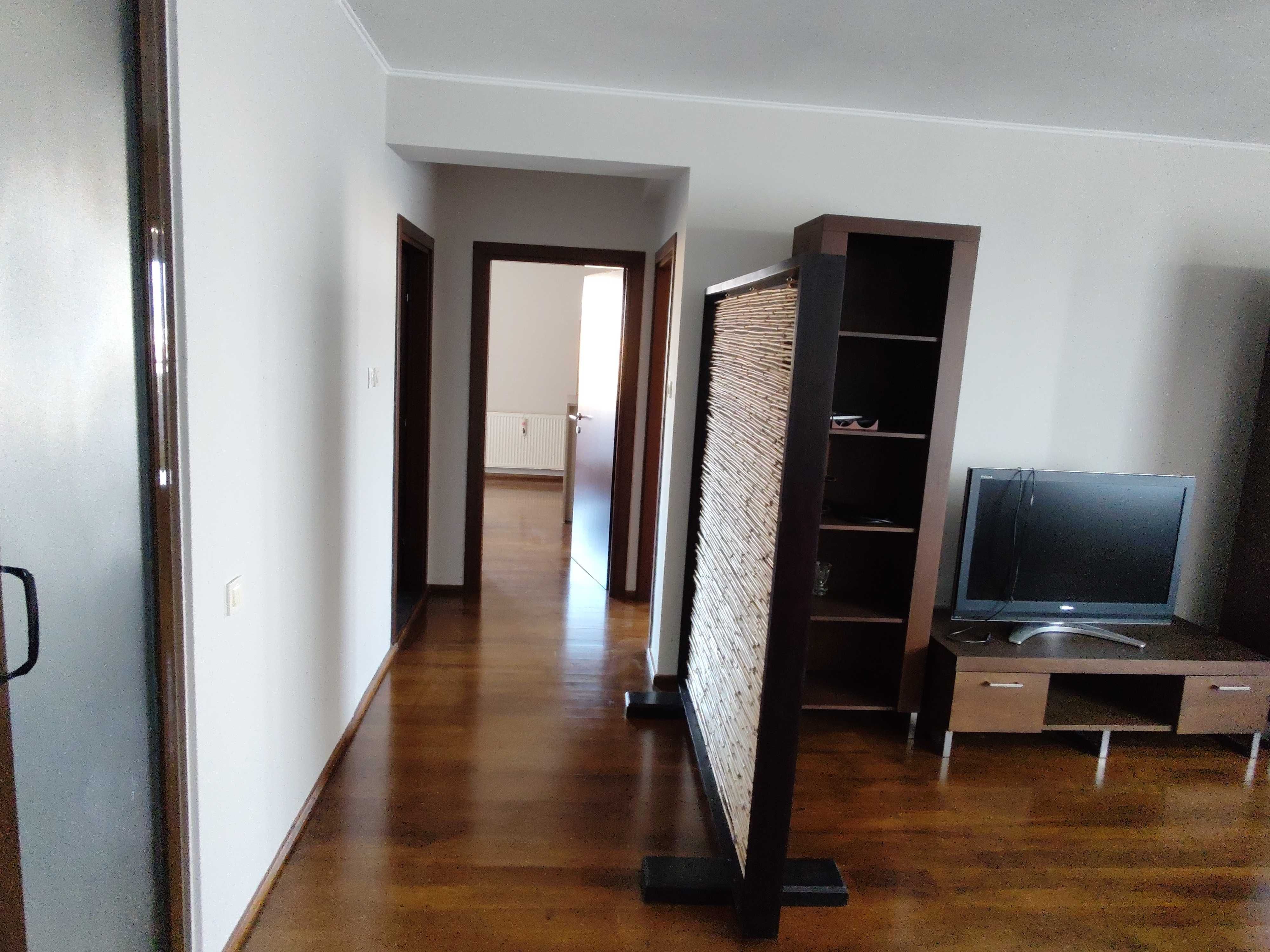 inchiriez apartament 3 camere cu garaj in zona Andrei Muresanu