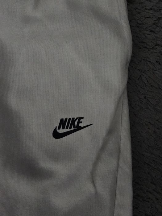 Pantaloni nike tech noi albi