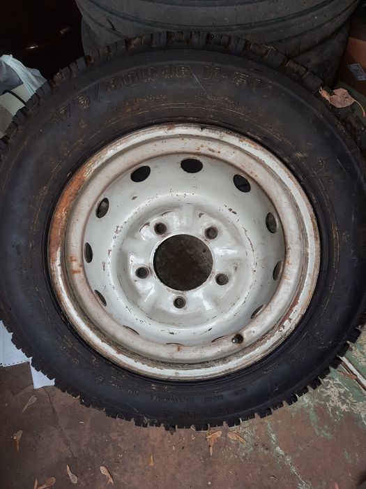 Продам 2 колеса на ниву шипованные