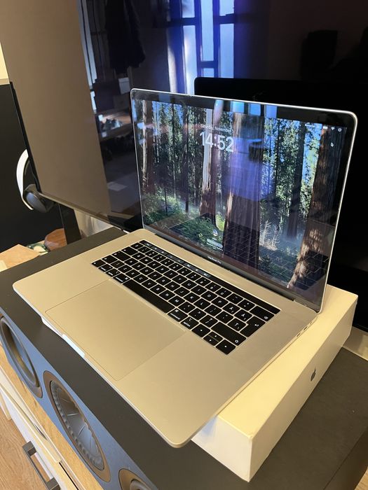 Macbook Pro 15" Touchbar 2018 i7 2.6 Ghz, 16GB ram, 512 SSD
