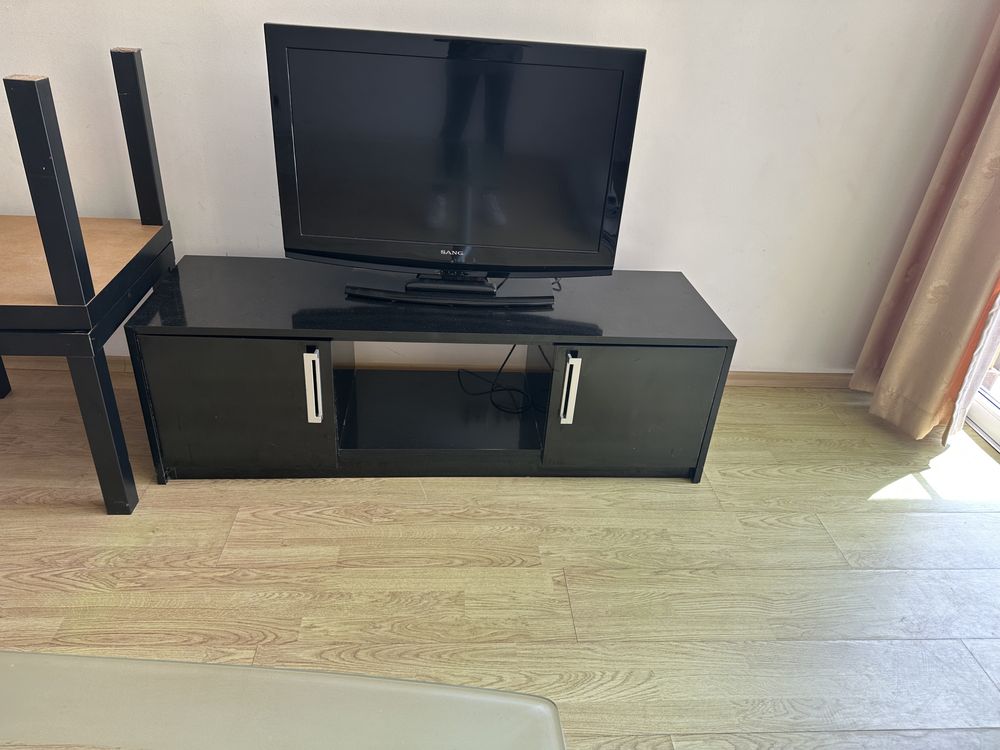 Продавам ТВ шкаф черен гланц запазен