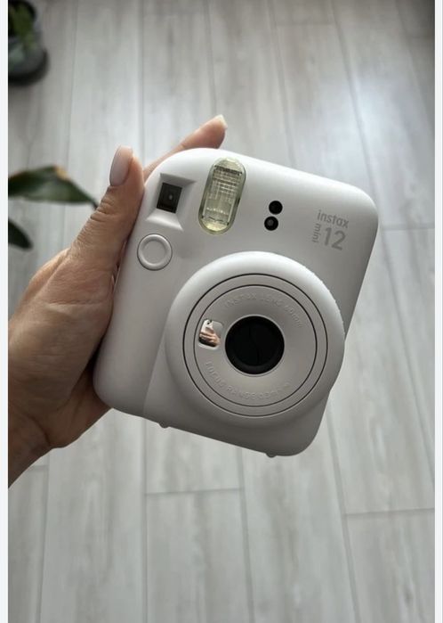 Продаю фотокамеру моментальной печати  Instax mini 12