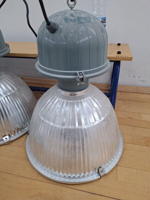 Продавам 60 бр.работещи индустриални лампи 250W