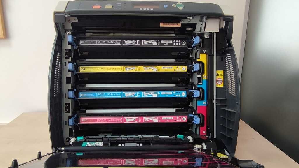 Цветен лазерен принтер HP Color LaserJet 3800N