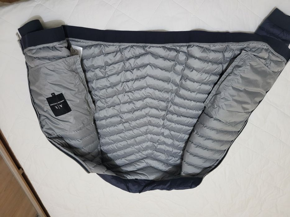 Продавам мъжко оригинално яке Armani Exchange