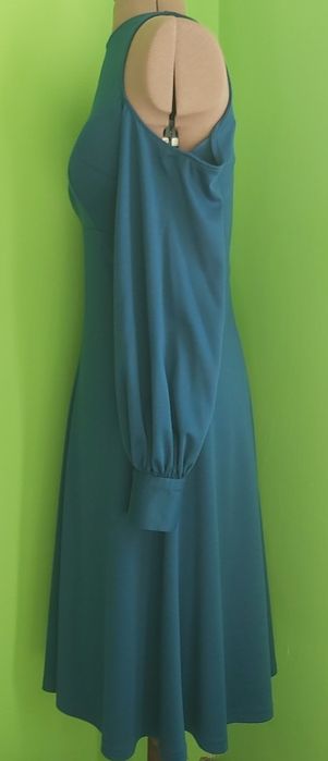 Rochie din tricot fără umeri.