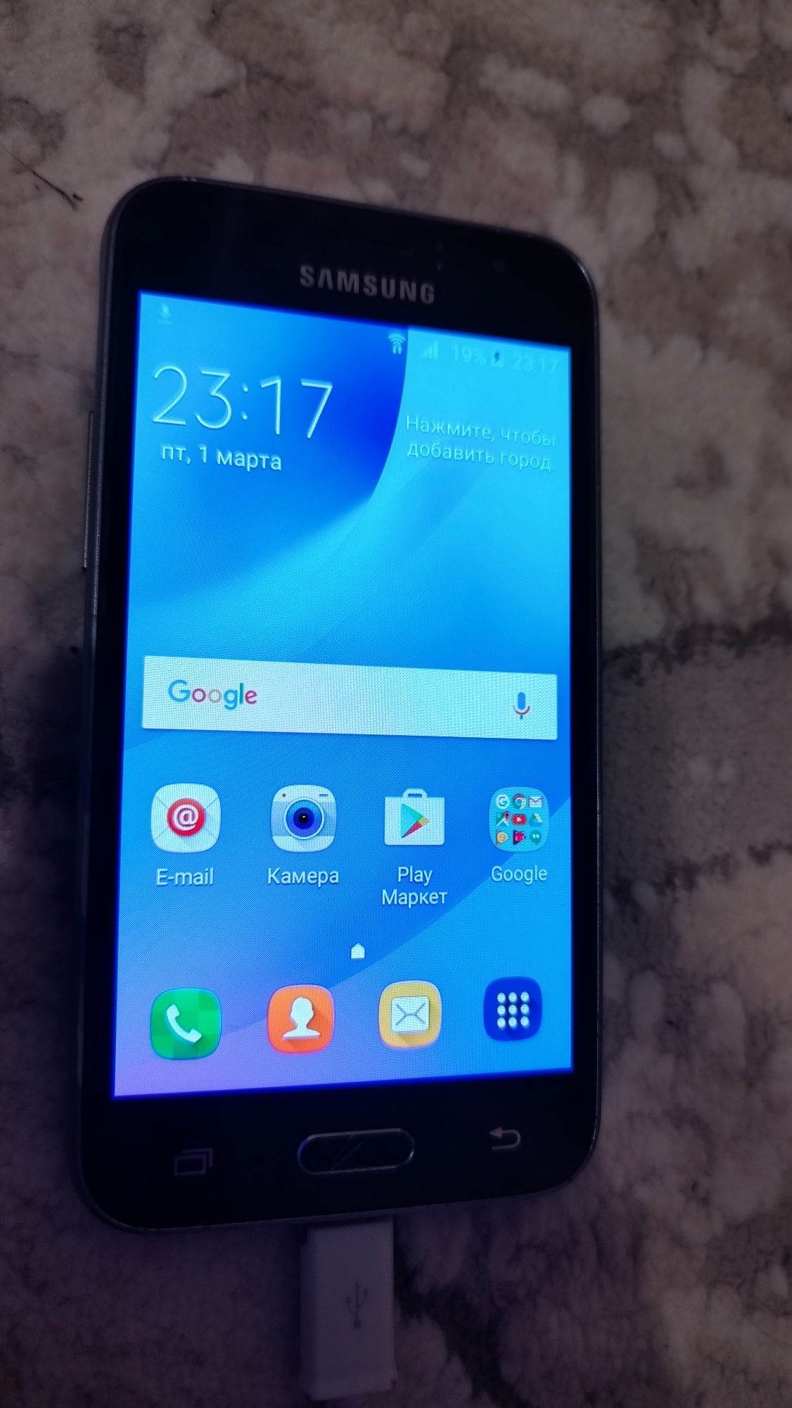 Телефон Samsung galaxy j1