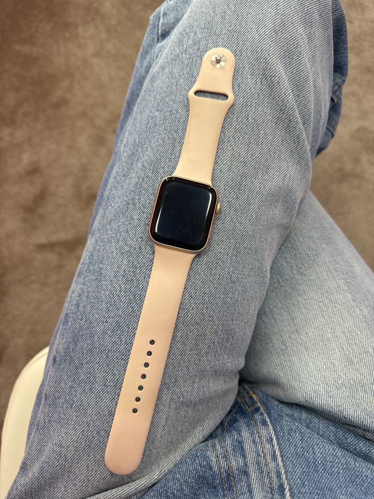 Apple watch se 44m розовый