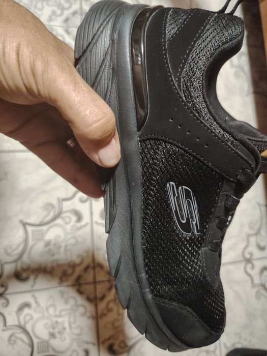 Vînd o pereche adidas skechers