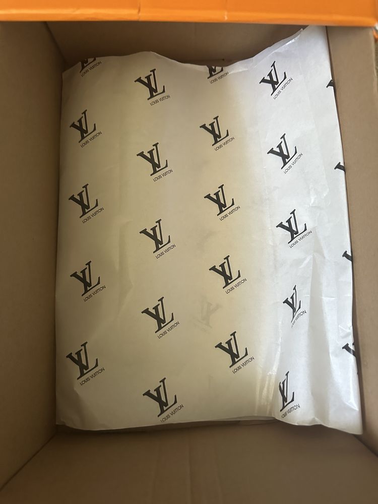 LV snkr.