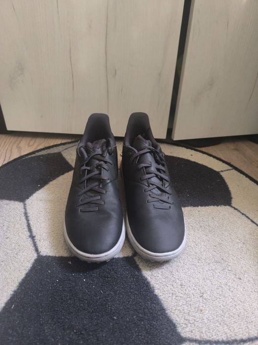 Ghete fotbal Decathlon, mărimea 43 ca noi