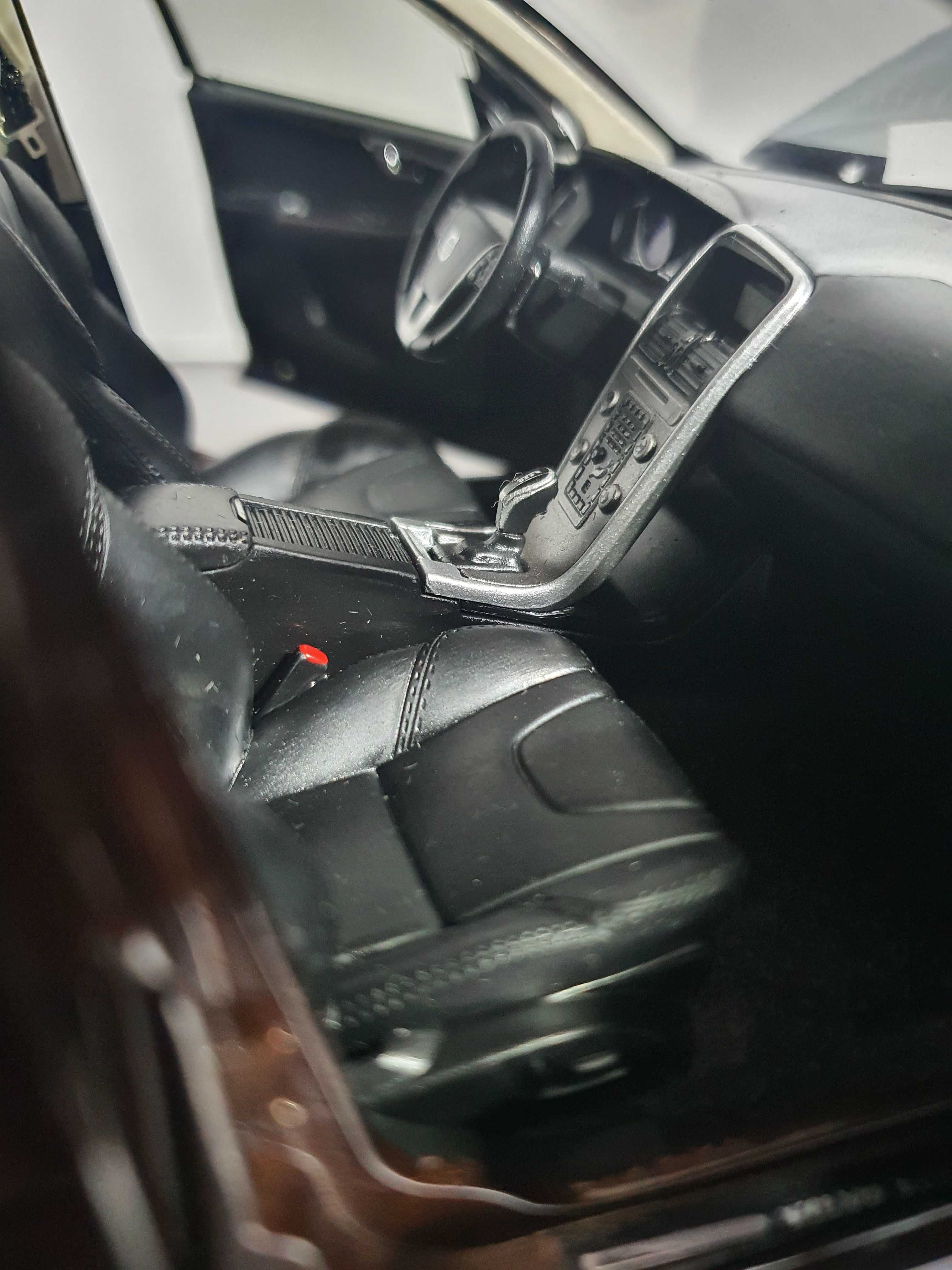 Умален модел VOLVO XC60 мащаб 1:18
