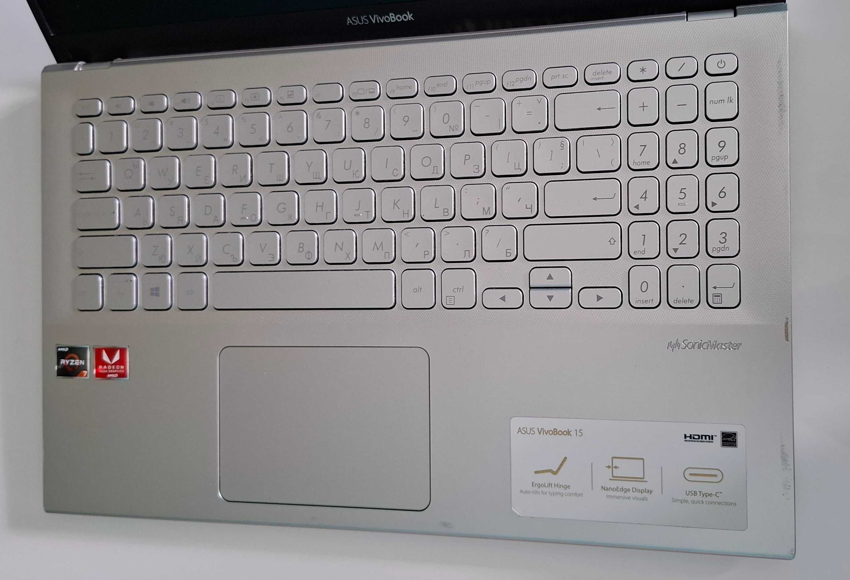 Продавам комплект лаптоп Asus Vivobook 15" с раница Bridgestone