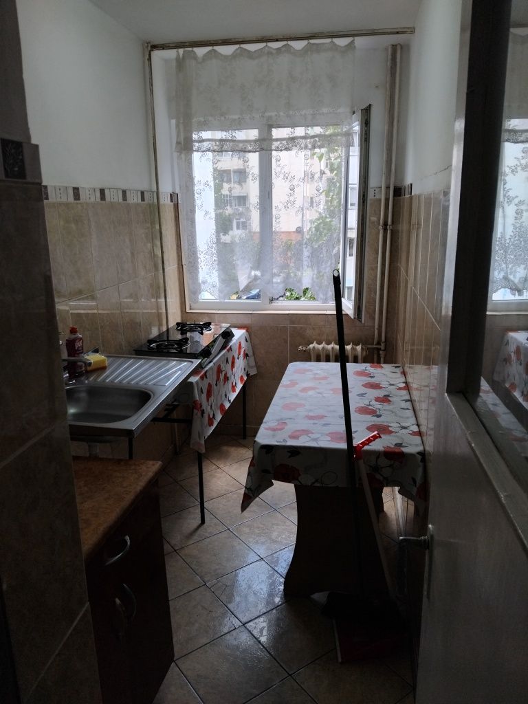 Închiriez apartament- doua camere semidecomandat