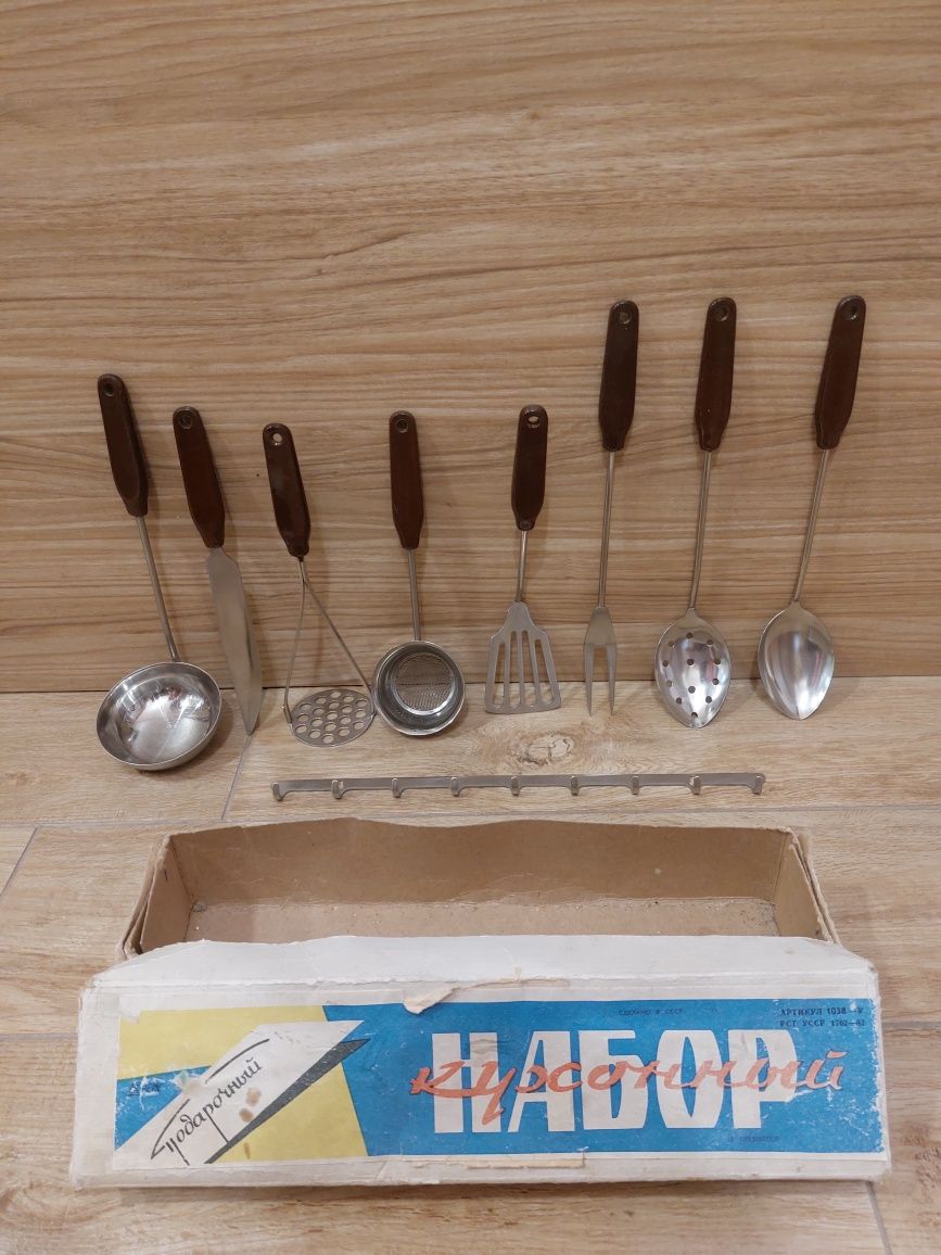 Кухненски набор - чисто нов, руски.