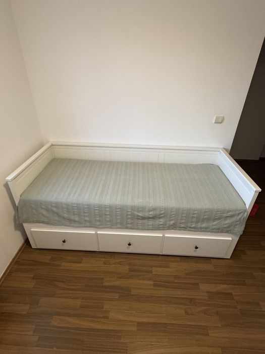 Divan IKEA alb cu sertare + saltea inclusă, stare foarte bună