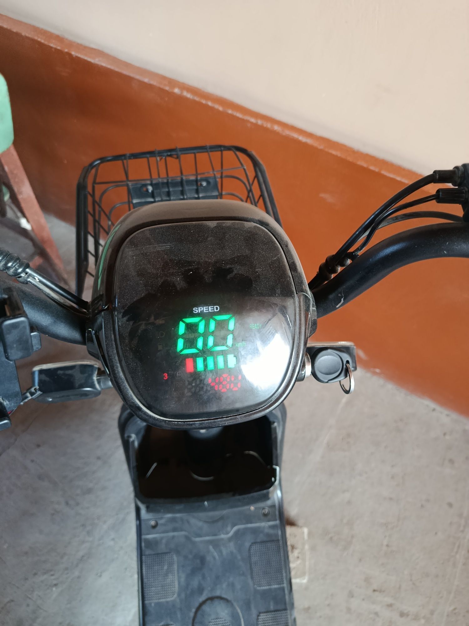 Skuter sotiladi 250 vatli