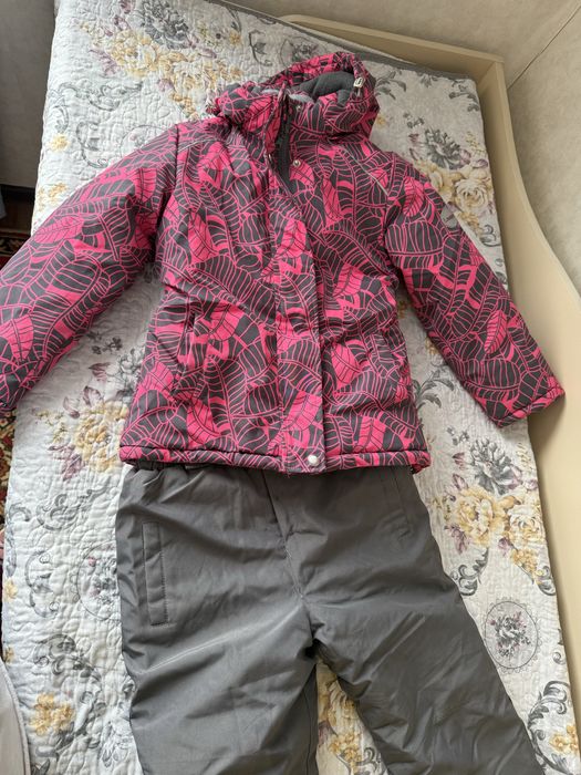 Продам зимний комбинезон для девочки