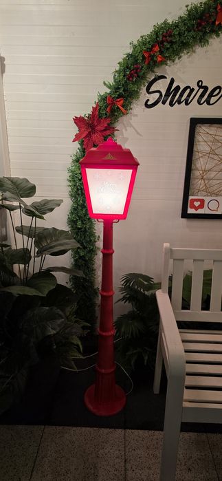 Vând stâlpi ornamentali de crăciun.