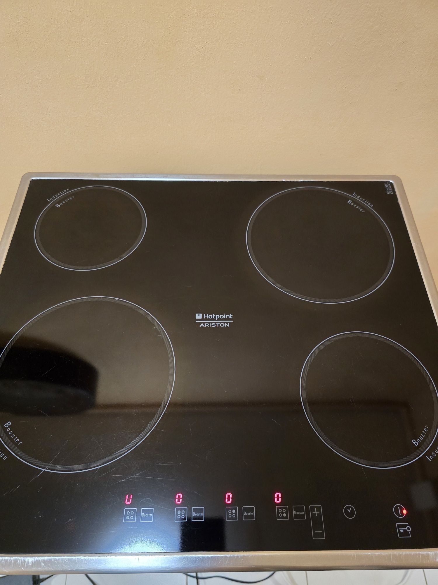 Индукционен котлон/плот за вграждане 4 зони. Hotpoint Ariston KIC 644
