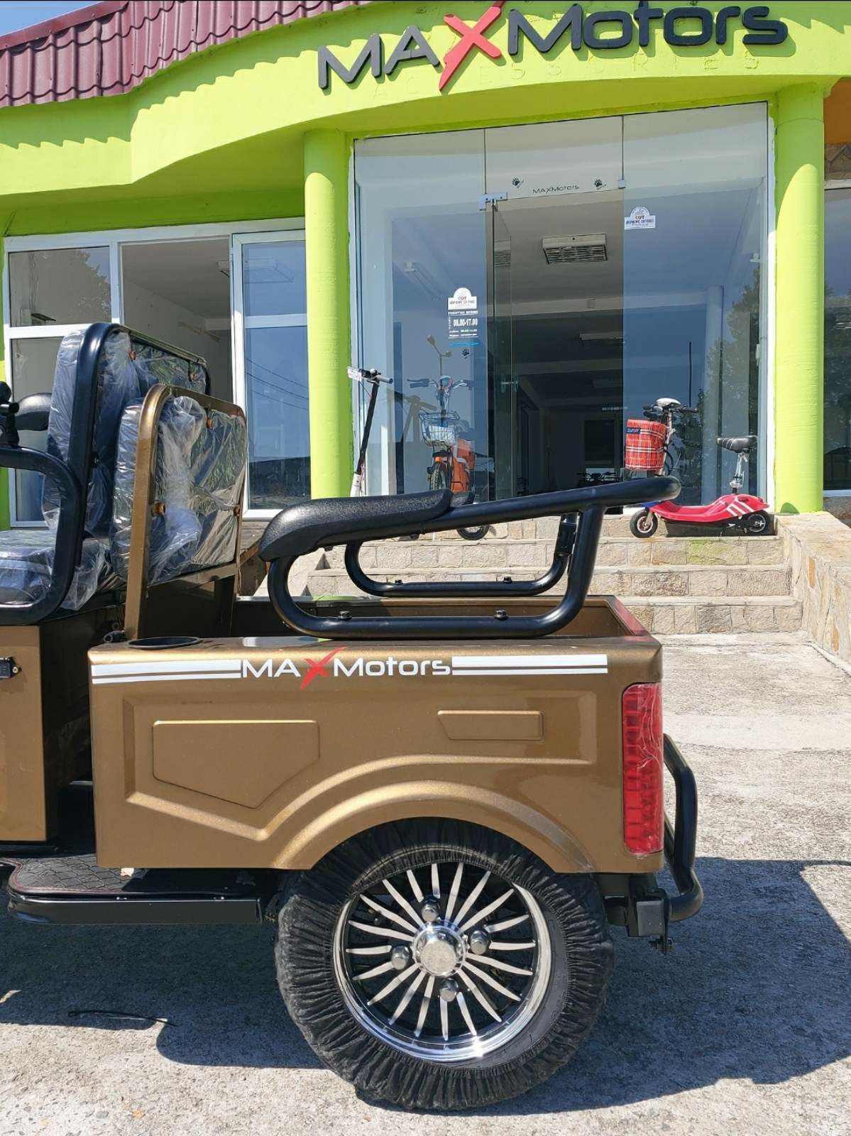 Двумесна Електическа триколка скутер 1500w Директен Вносител MaXmotors