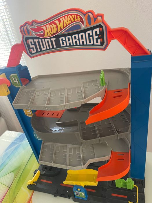 Hotwheels колички и гараж STUNT GARAGE