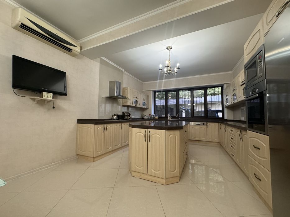 Аренда дома центр. Ориентир Дархан ул. М.Ганди. 500 кв.м. 5 комнат