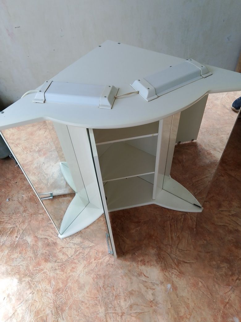 Продам угловые шкафы для ванной