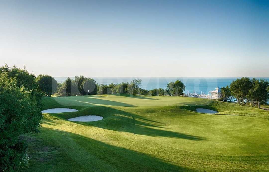Тристаен апартамент с гледка към морето в голф комплекс