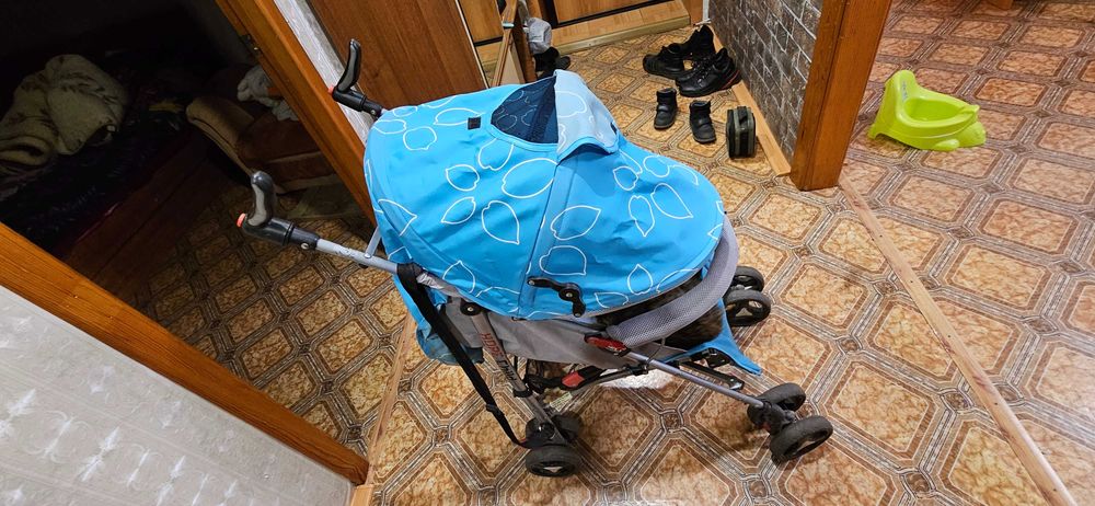 Продам за плитку шоколада детскую коляску трость