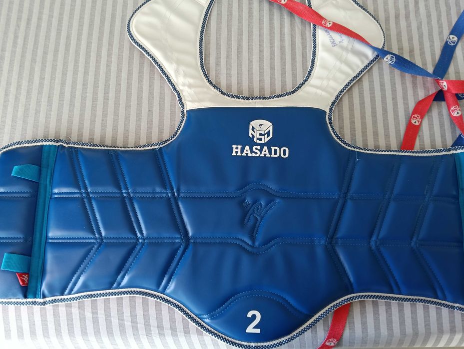 Продавам нагръдник и екип за таекуондо