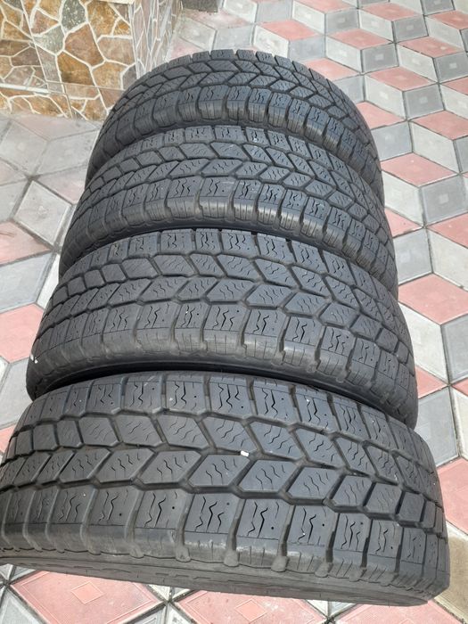 Vând 4 anvelope de iarna 215 65 r16c GOODYEAR  foarte bune