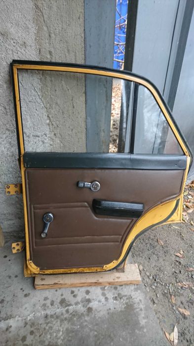Продам Б/У заднюю правую дверь автомобиля Москвич-412