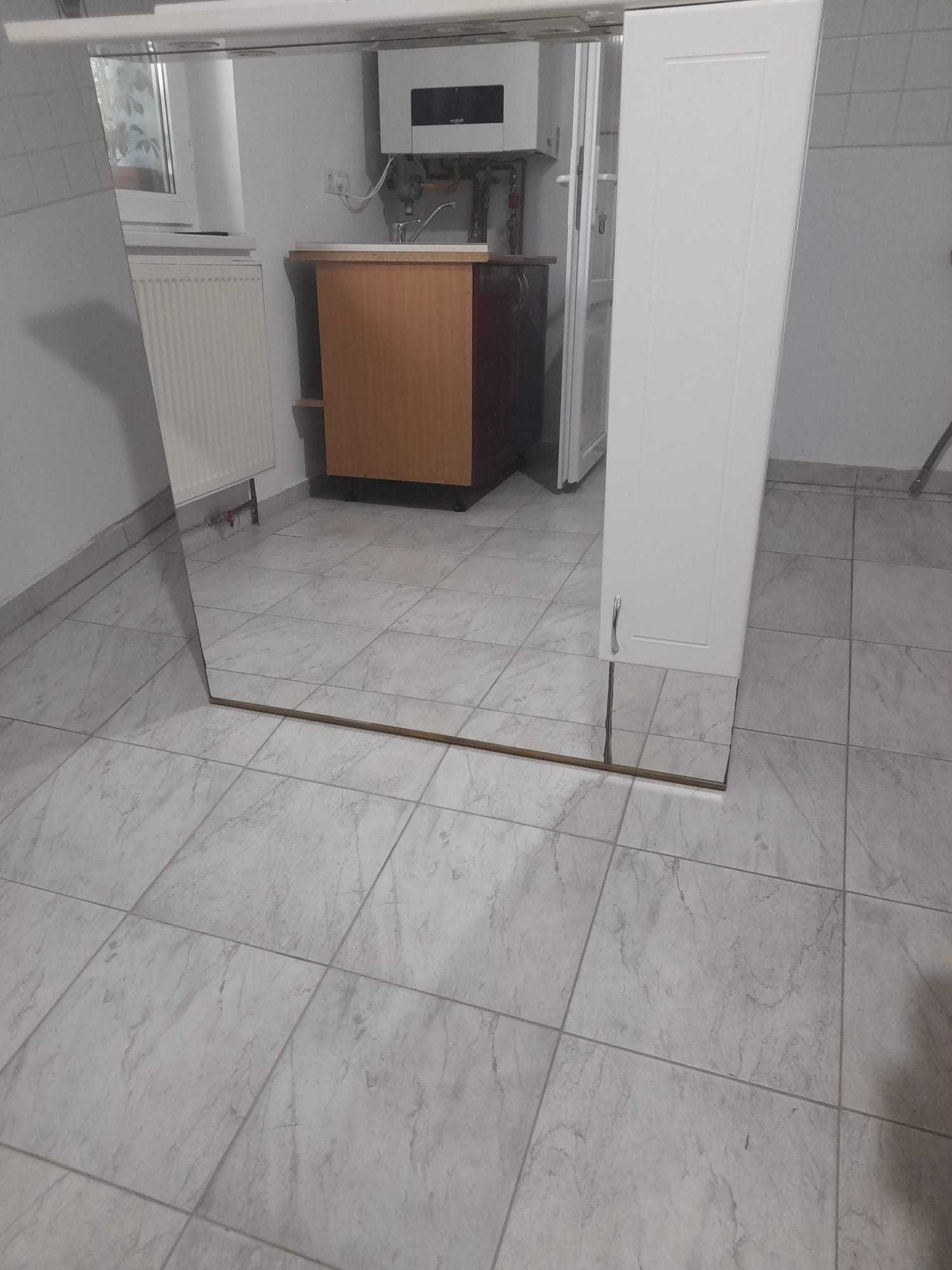 cabina dus  si dulap baie