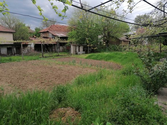 Къща с двор в село Габровница